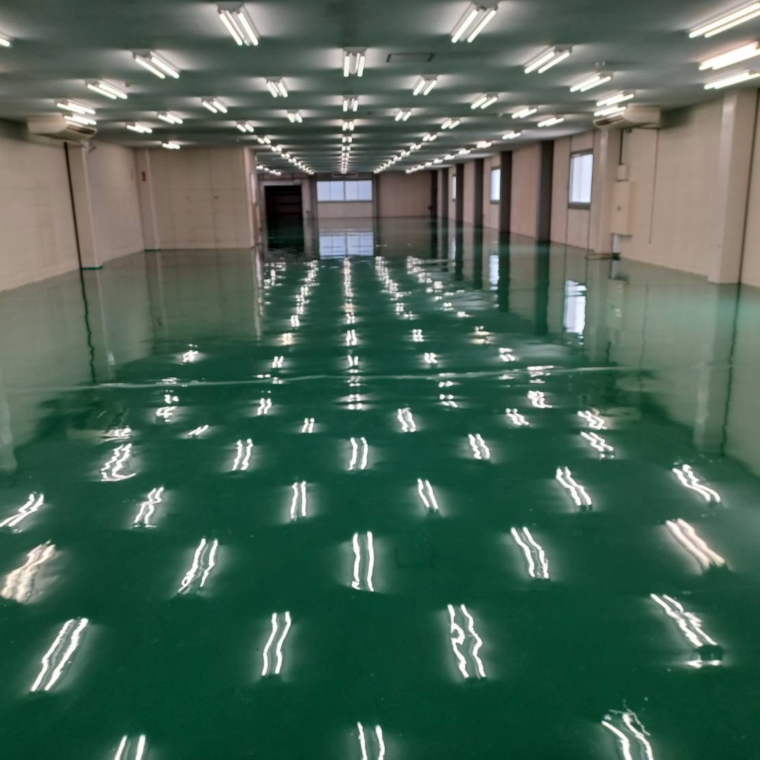 エポキシ床塗料でピカピカ倉庫